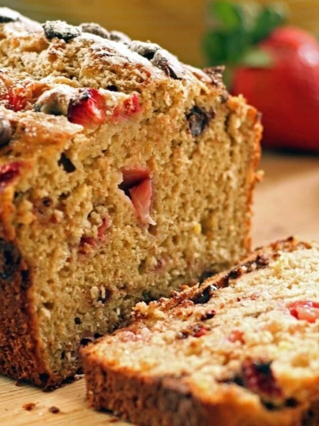 Irresistibly Moist: Vegan Banana Bread with Chocolate and Strawberries